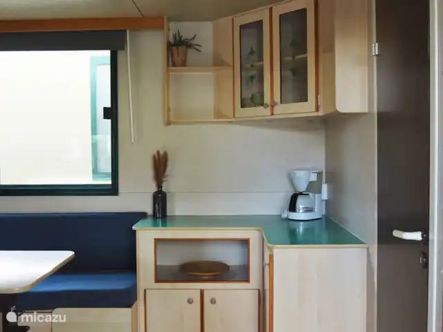 Casa Rossa XV - avec climatisation et véranda ! | Italie, Toscane, Viareggio - mobil-home Dans le coin séparé de la cuisine, il y a une machine à café filtre et un micro-ondes.