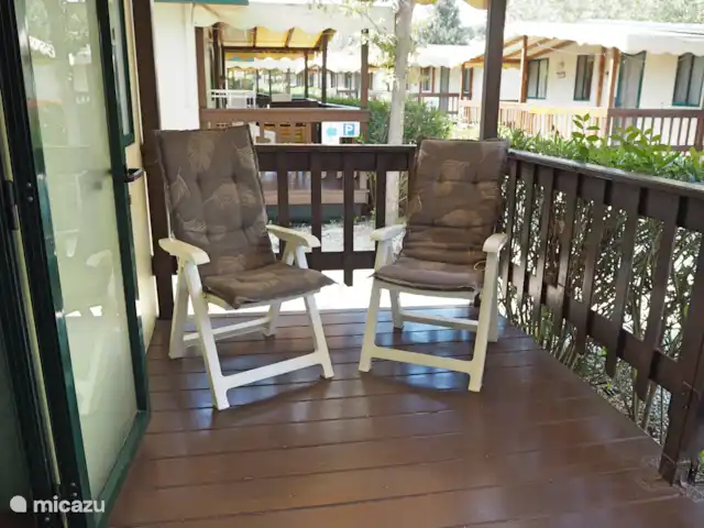 Casa Rossa XV - avec climatisation et véranda ! | Italie, Toscane, Viareggio - mobil-home Boire une tasse de café sur de belles chaises de jardin