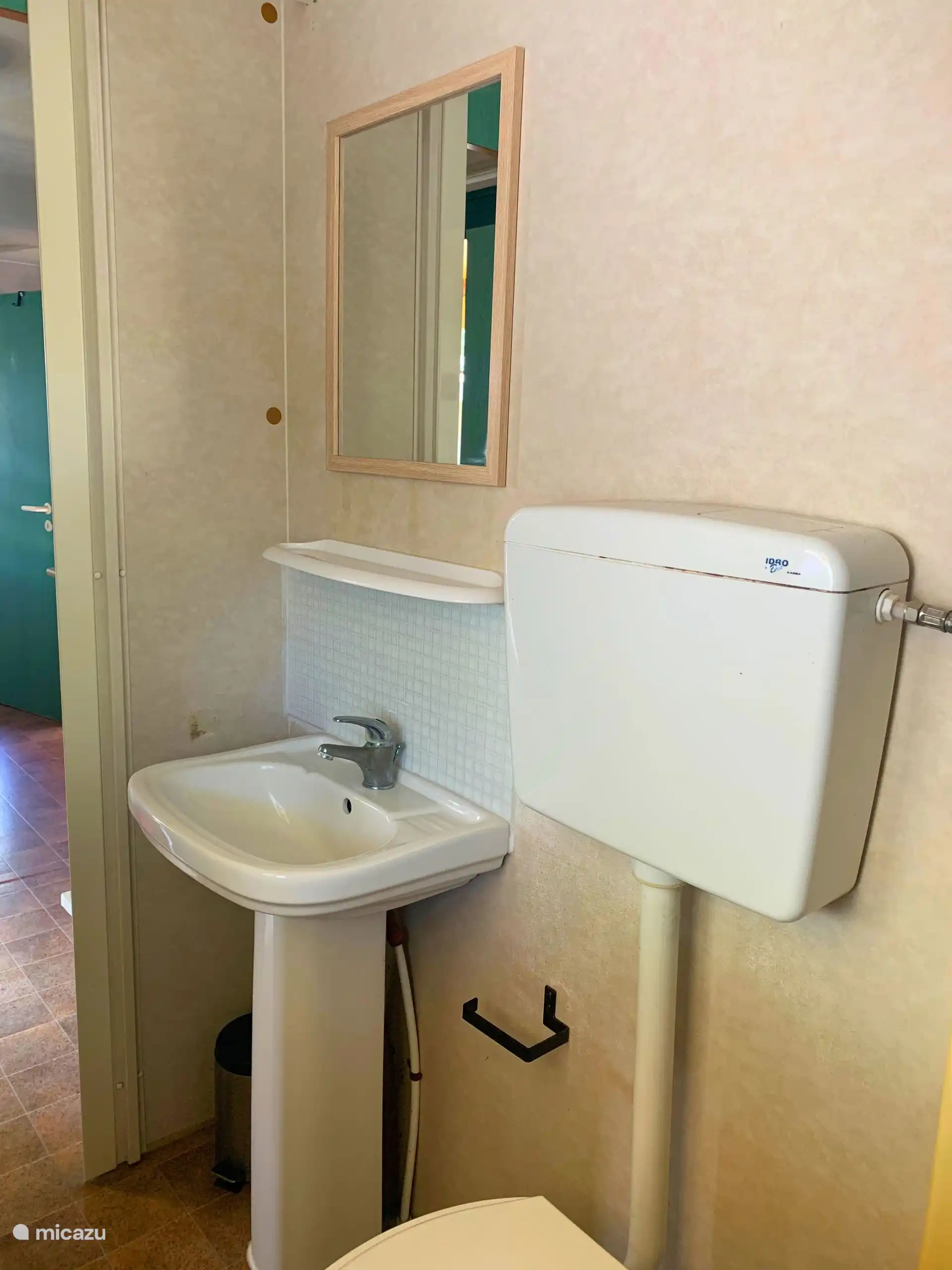 Waschbecken mit Spiegel