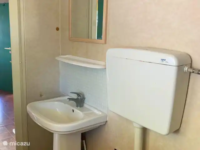 Casa Rossa XV - avec climatisation et véranda ! | Italie, Toscane, Viareggio - mobil-home Lavabo avec miroir