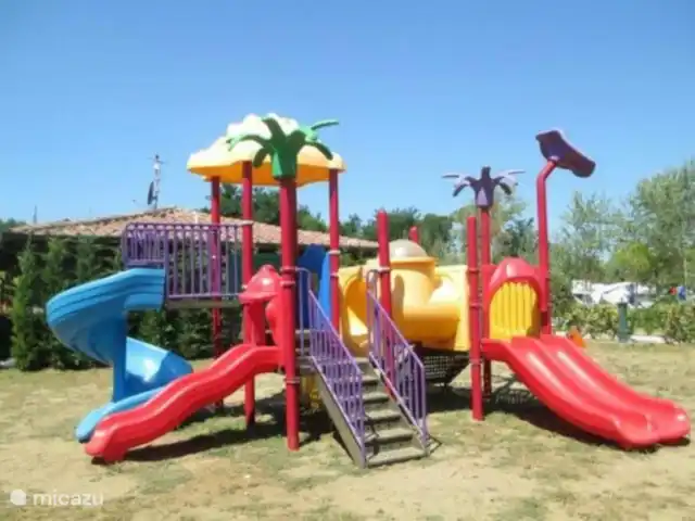 Chalet Fam VI - avec véranda et climatisation ! | Italie, Toscane, Viareggio - mobil-home Un des équipements de jeux du camping.