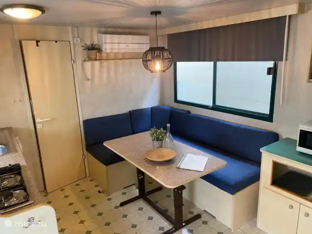Chalet Fam VI - avec véranda et climatisation ! | Italie, Toscane, Viareggio - mobil-home Salon-salle à manger confortable avec climatisation.