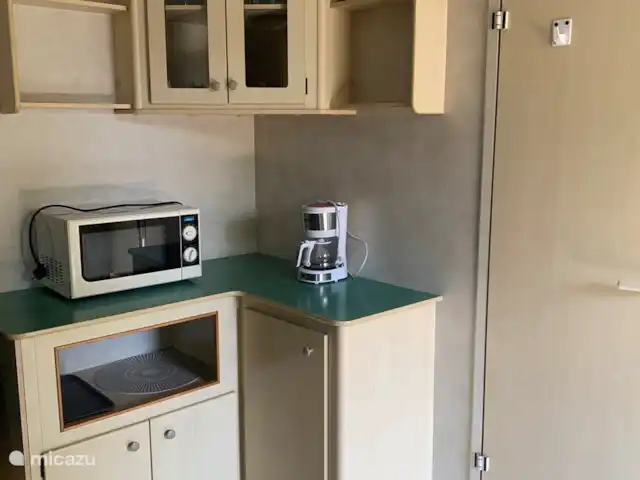 Chalet Fam VI - avec véranda et climatisation ! | Italie, Toscane, Viareggio - mobil-home Dans le coin cuisine séparé il y a une cafetière à filtre et un micro-ondes.
