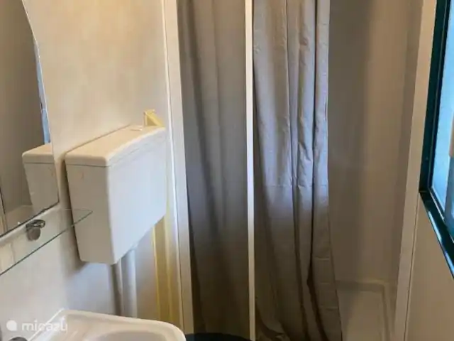 Chalet Fam VI - avec véranda et climatisation ! | Italie, Toscane, Viareggio - mobil-home La salle de bain soignée a tout ce dont vous avez besoin.
