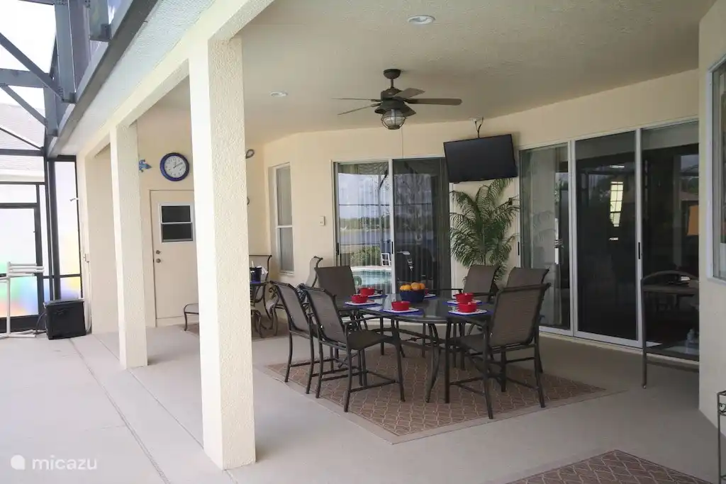 grande véranda avec télévision en streaming