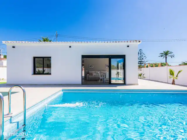 Villa MaJa en España, Costa Blanca, Albir - villa Parte trasera de la casa más piscina.