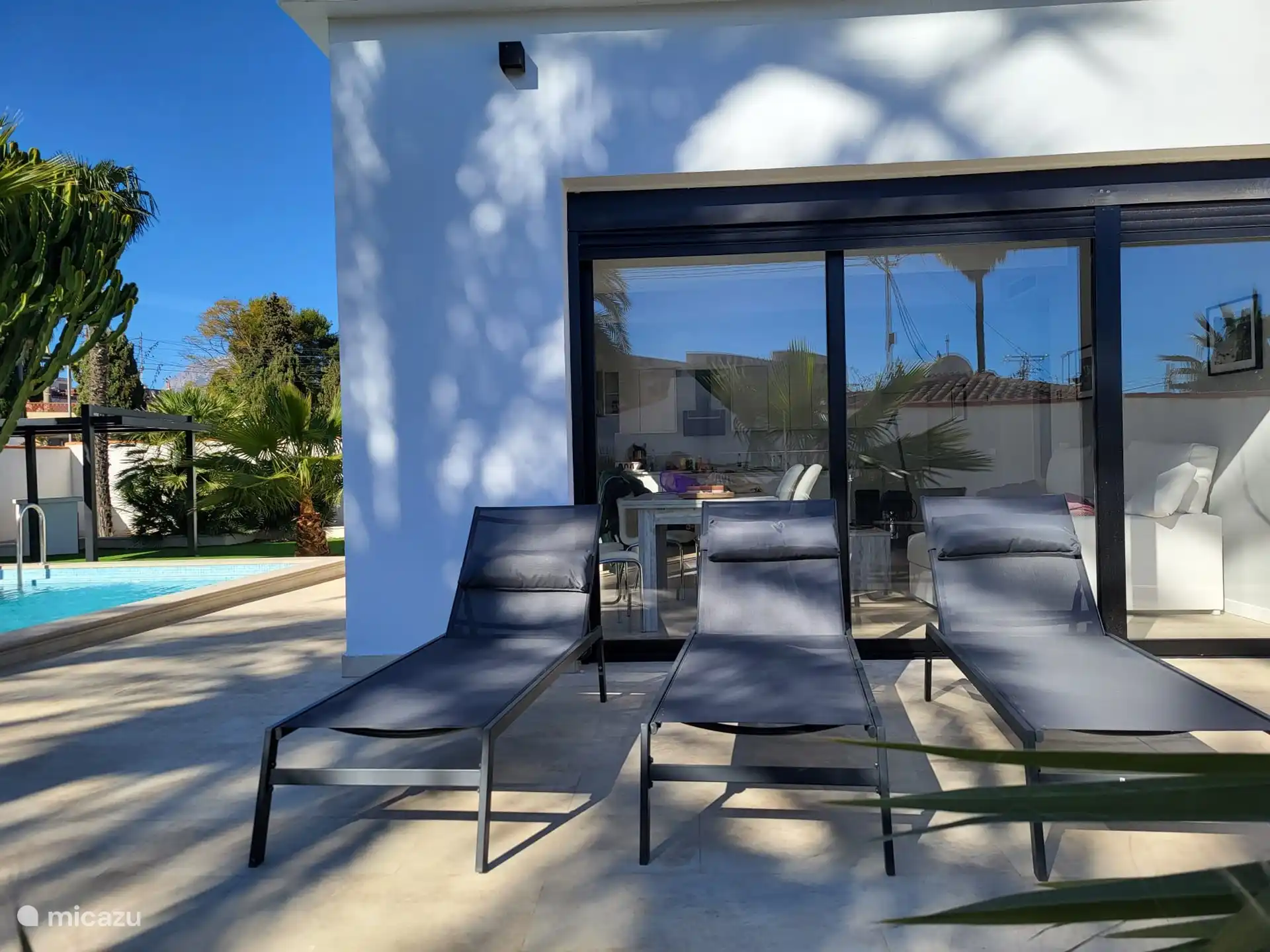 There are a total of 6 beach beds