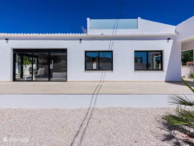 Villa MaJa en España, Costa Blanca, Albir - villa lado de la casa donde se encuentra la terraza. La azotea se encuentra en la parte superior de la villa.