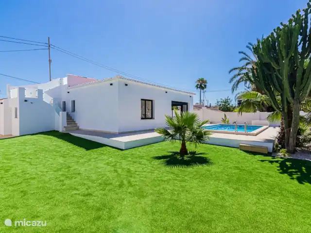 Villa MaJa en España, Costa Blanca, Albir - villa Aquí se puede acceder a la azotea a través de las escaleras.