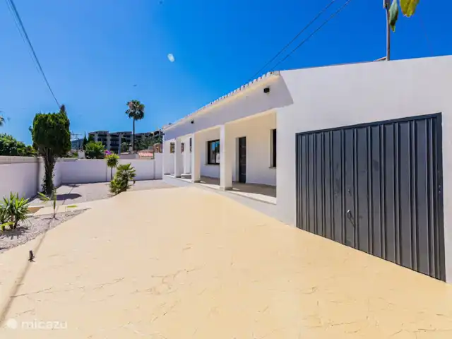 Villa MaJa en España, Costa Blanca, Albir - villa Este es el frente de la casa, donde también se ubica la gracia. En el garaje hay bicicletas eléctricas, lavadora y secadora.