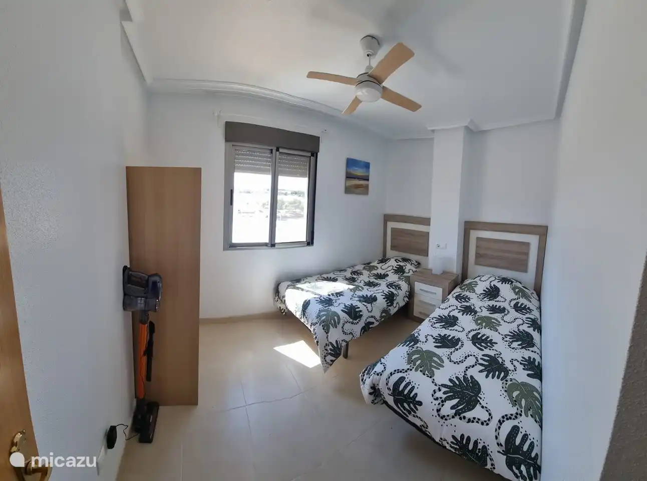 Slaapkamer met twee enkele bedden.