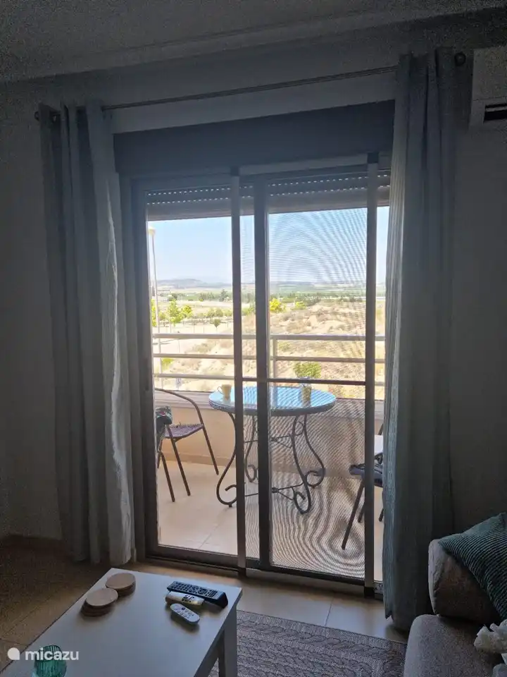 Schuifbare ramen, een luxe voor de wintermaanden. In de zomermaanden gaan de ramen open en kan je genieten van het balkon gelegen op een hoek waar altijd een lichte bries staat en u vrij uitzicht heeft. De ligging is noordoost u geniet van een heerlijke ochtend en avond zon.