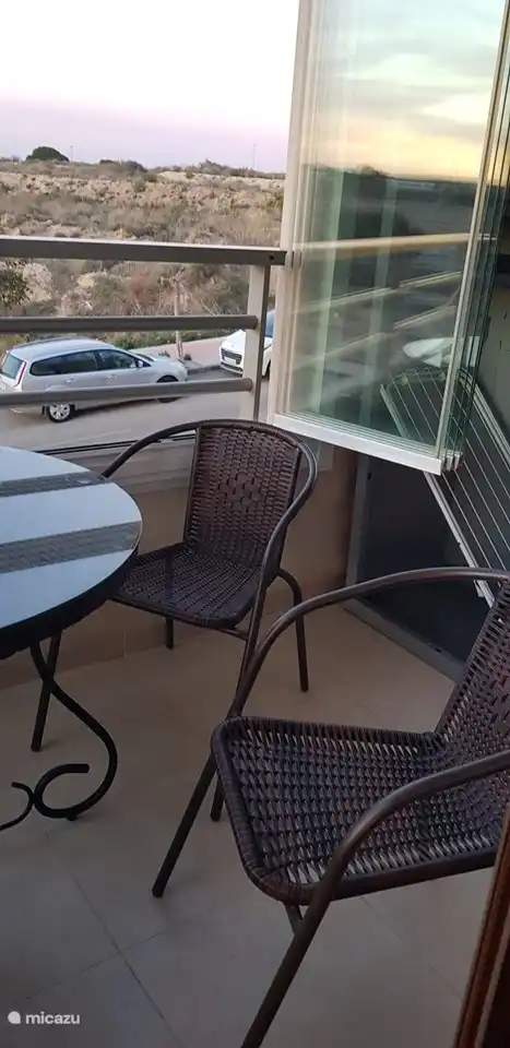 Het Balkon, wat aansluit aan de woonkamer kan worden afgesloten met schuifbare ramen, een luxe voor de wintermaanden. In de zomermaanden gaan de ramen open en kan je genieten van het balkon gelegen op een hoek waar altijd een lichte bries staat en u vrij uitzicht heeft.