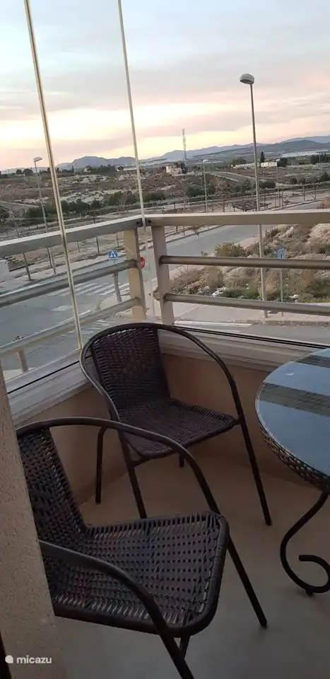 Het Balkon, wat aansluit aan de woonkamer kan worden afgesloten met schuifbare ramen, een luxe voor de wintermaanden. In de zomermaanden gaan de ramen open en kan je genieten van het balkon gelegen op een hoek waar altijd een lichte bries staat en u vrij uitzicht heeft.