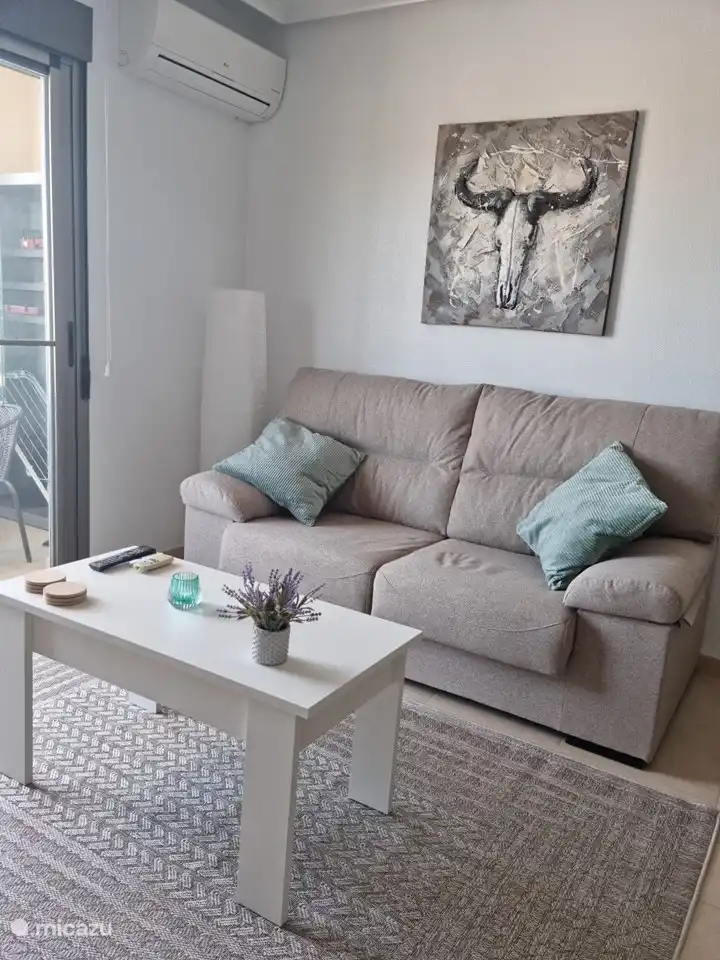 Ruime en lichte woonkamer met gezellige zit en eethoek, airco, televisie met Google home.