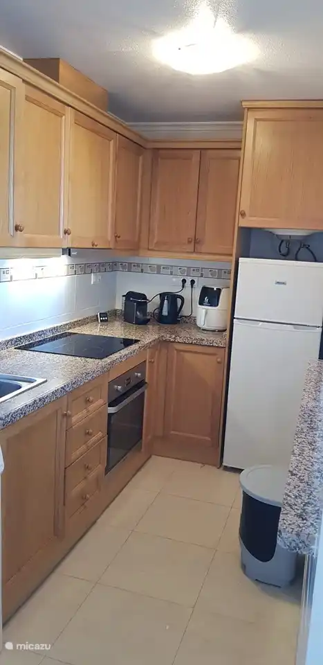 Een zeer compleet ingerichte keuken, met o.a. waterkoker, nespresso apparaat, tosti-ijzer, broodrooster, schoonwaterkraan voor zuiver drinkwater, wasmachine en airfryer.