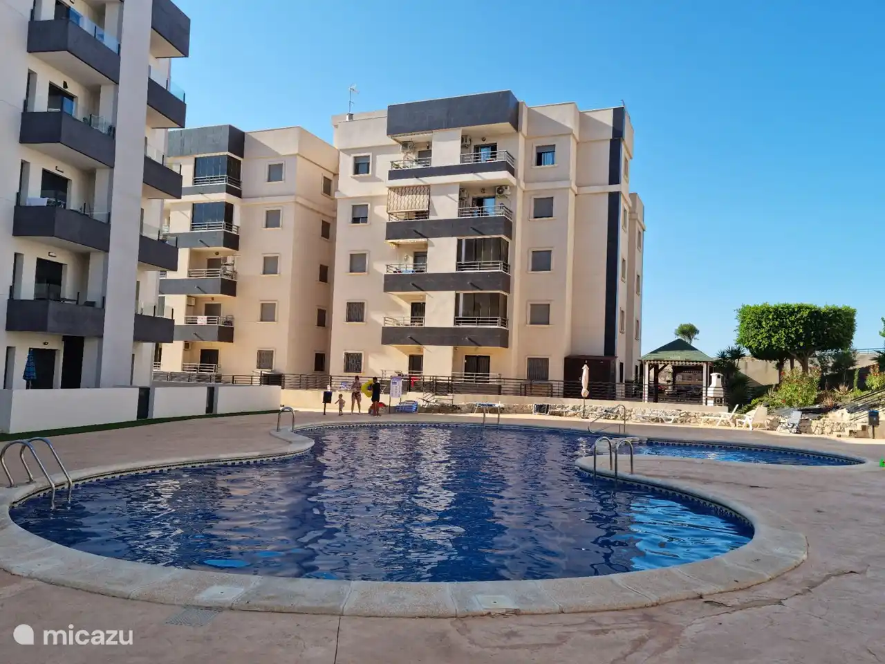 gezamenlijk zwembad.
01/05 - 30/09 zwembad open van 9:00 - 21:00 uur
01/10 - 30/04 zwembad open van 9:00 - 18:00 uur