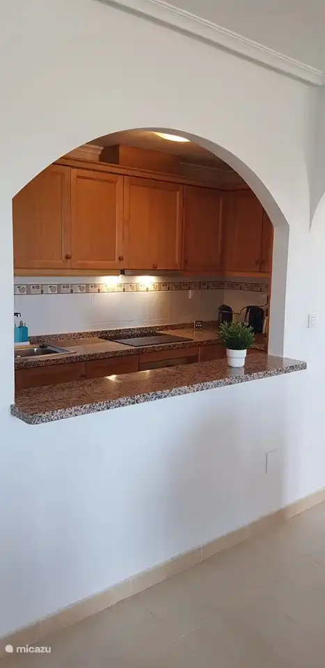 Een zeer compleet ingerichte keuken, met o.a. waterkoker, nespresso apparaat, tosti-ijzer, broodrooster, schoonwaterkraan voor zuiver drinkwater, wasmachine en airfryer.