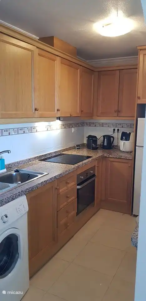 Een zeer compleet ingerichte keuken, met o.a. waterkoker, nespresso apparaat, tosti-ijzer, broodrooster, schoonwaterkraan voor zuiver drinkwater, wasmachine en airfryer.