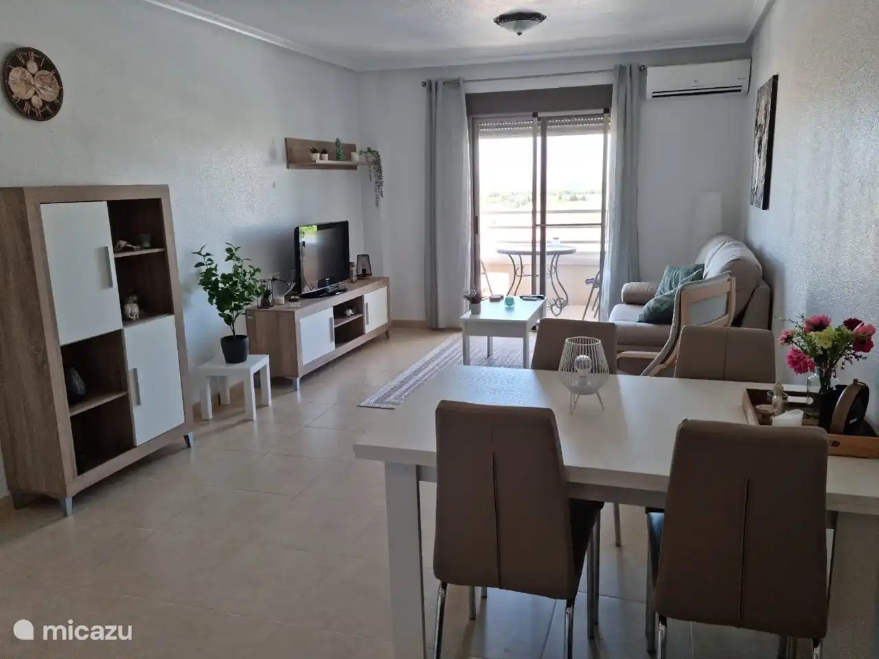 Huiselijk ingerichte woonkamer die lekker ruim en licht is.