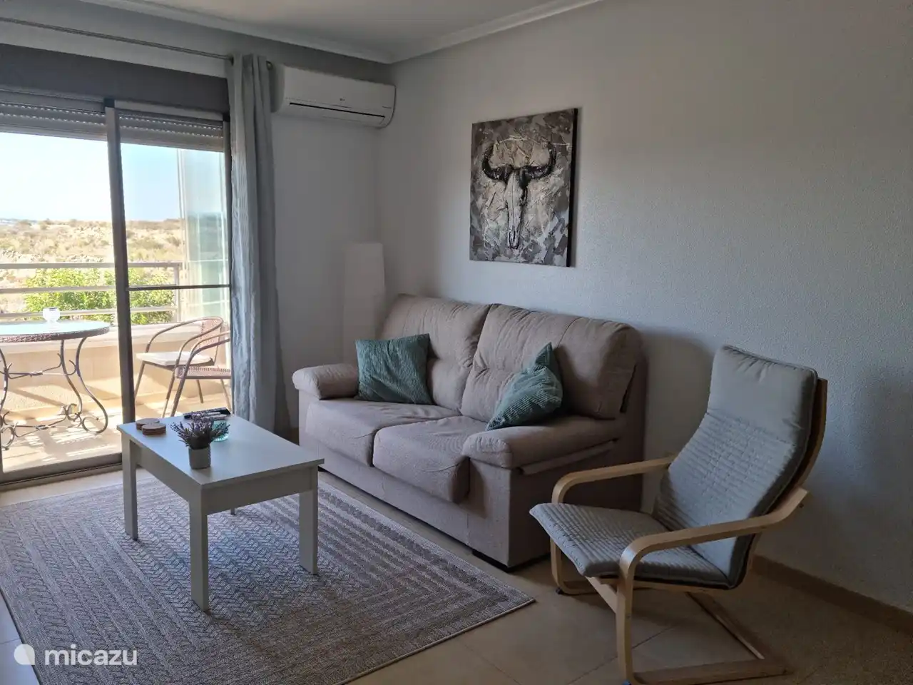 Ruime en lichte woonkamer met gezellige zit en eethoek, televisie met Google home.