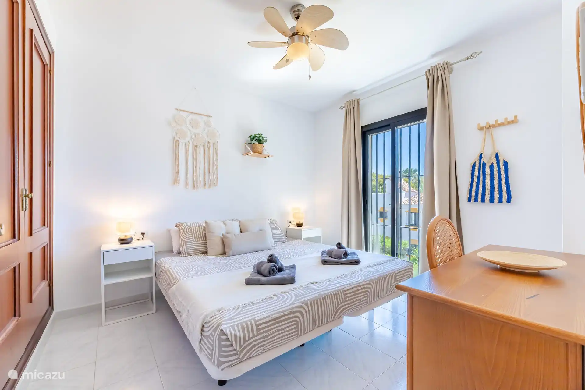 Hauptschlafzimmer mit Klimaanlage und Ventilator