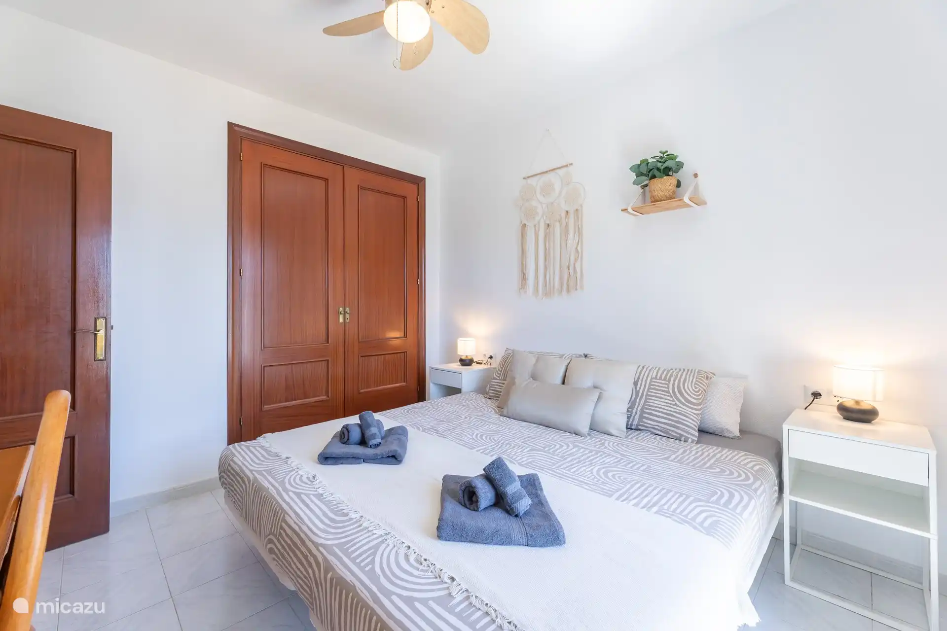 Hauptschlafzimmer mit Klimaanlage und Ventilator