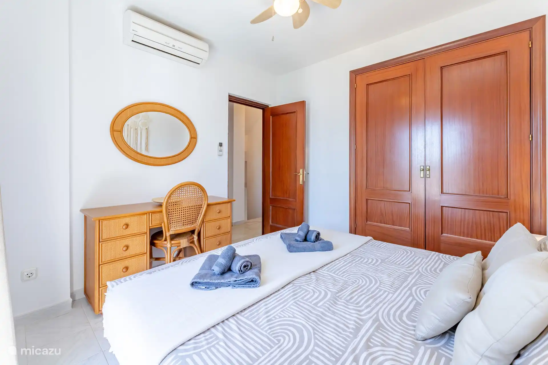 Hauptschlafzimmer mit Arbeitsplatz