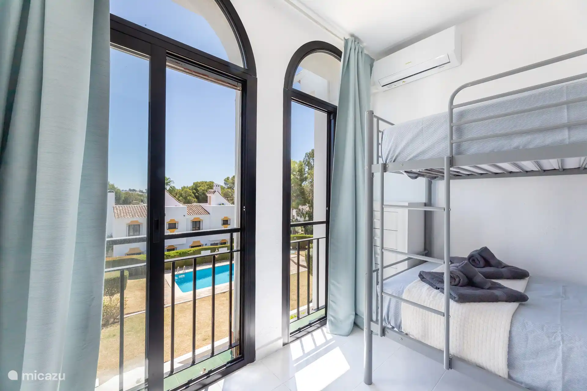 Drittes Schlafzimmer mit Etagenbetten und Klimaanlage
