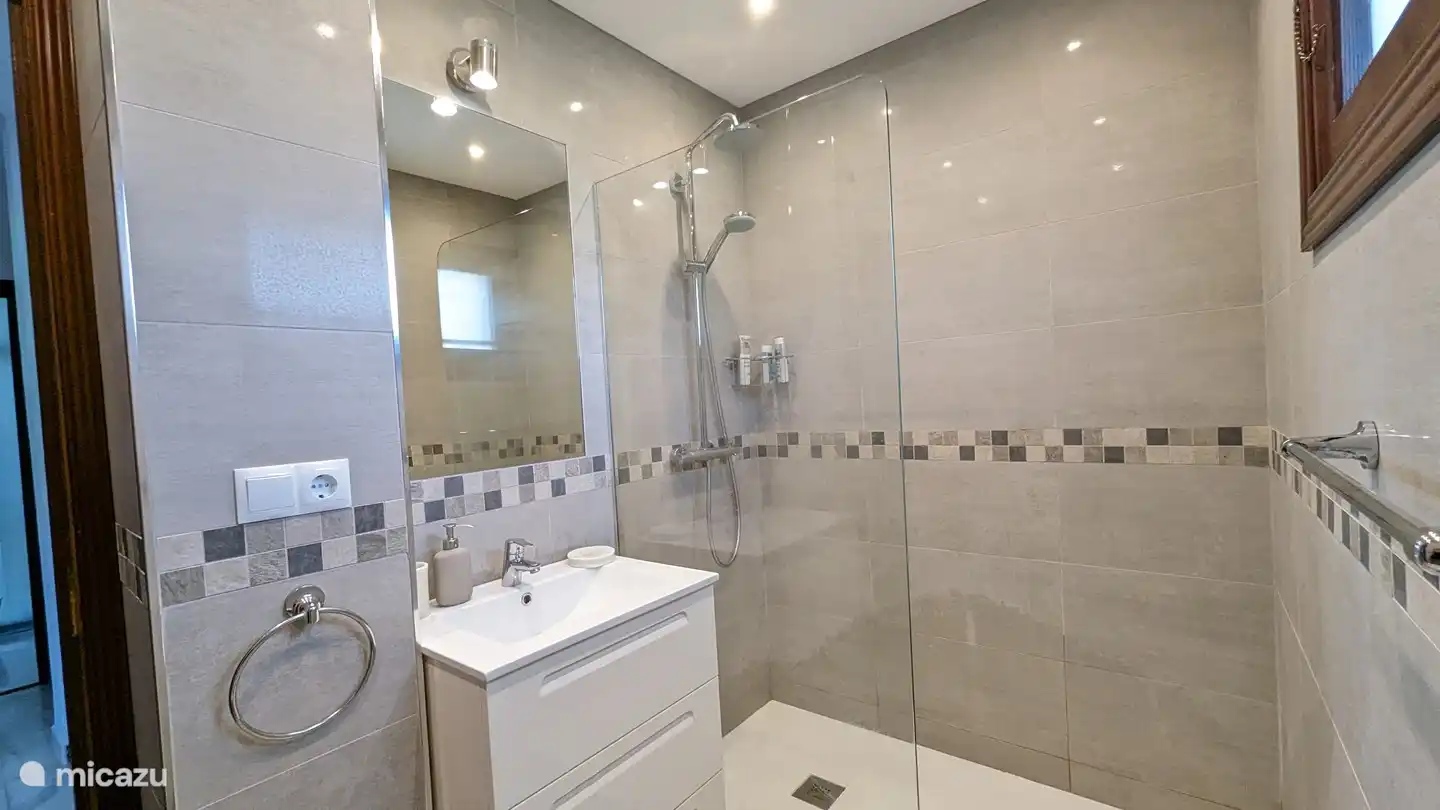 Badezimmer mit zweiter Toilette