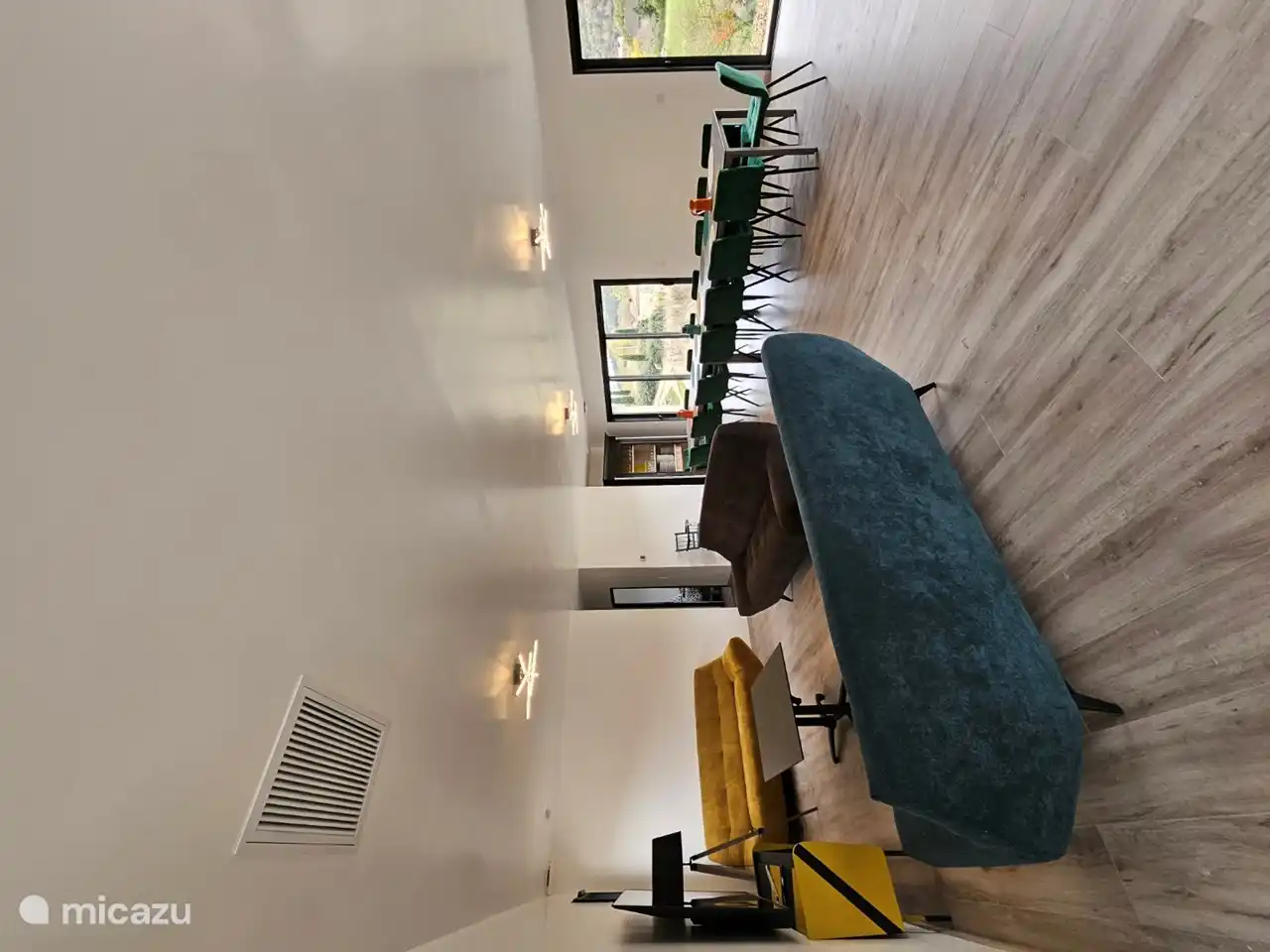 Das geräumige Wohnzimmer