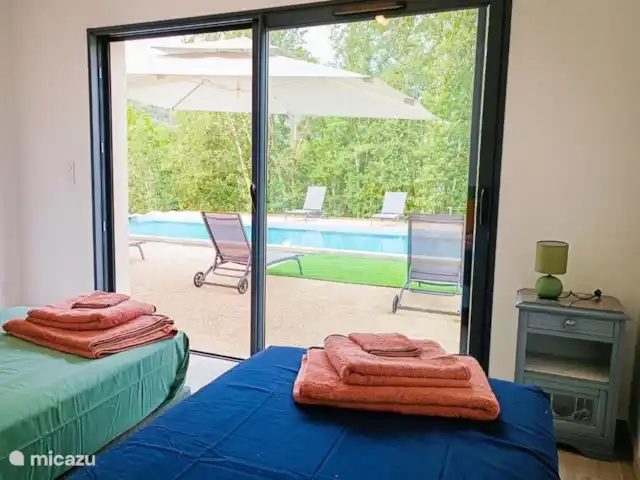 Perronniere huren in Frankrijk, Lot, Saint-Cirq-Lapopie - vakantiehuis Vanuit de slaapkamer zo het zwembad in
