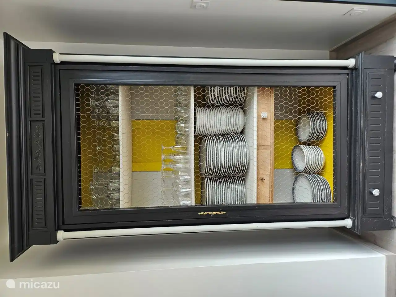 Der Porzellanschrank