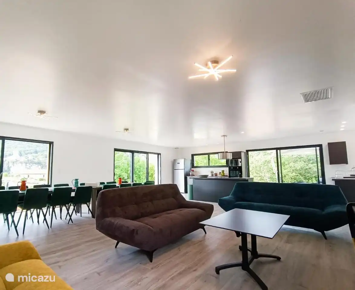 Das geräumige Wohnzimmer