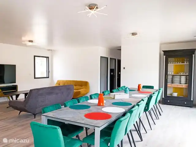 Perronniere huren in Frankrijk, Lot, Saint-Cirq-Lapopie - vakantiehuis Lange eettafel met heel veel stoelen