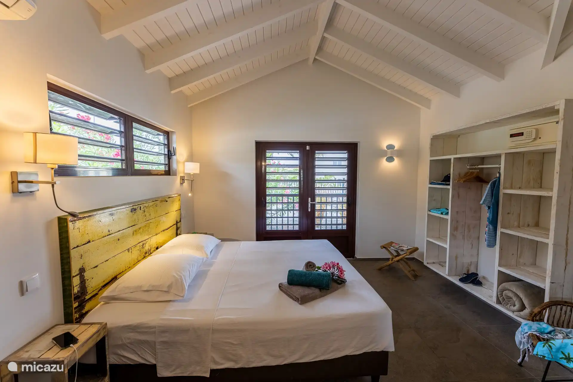 Local furnishings give Villa Solo an extra tropical touch!