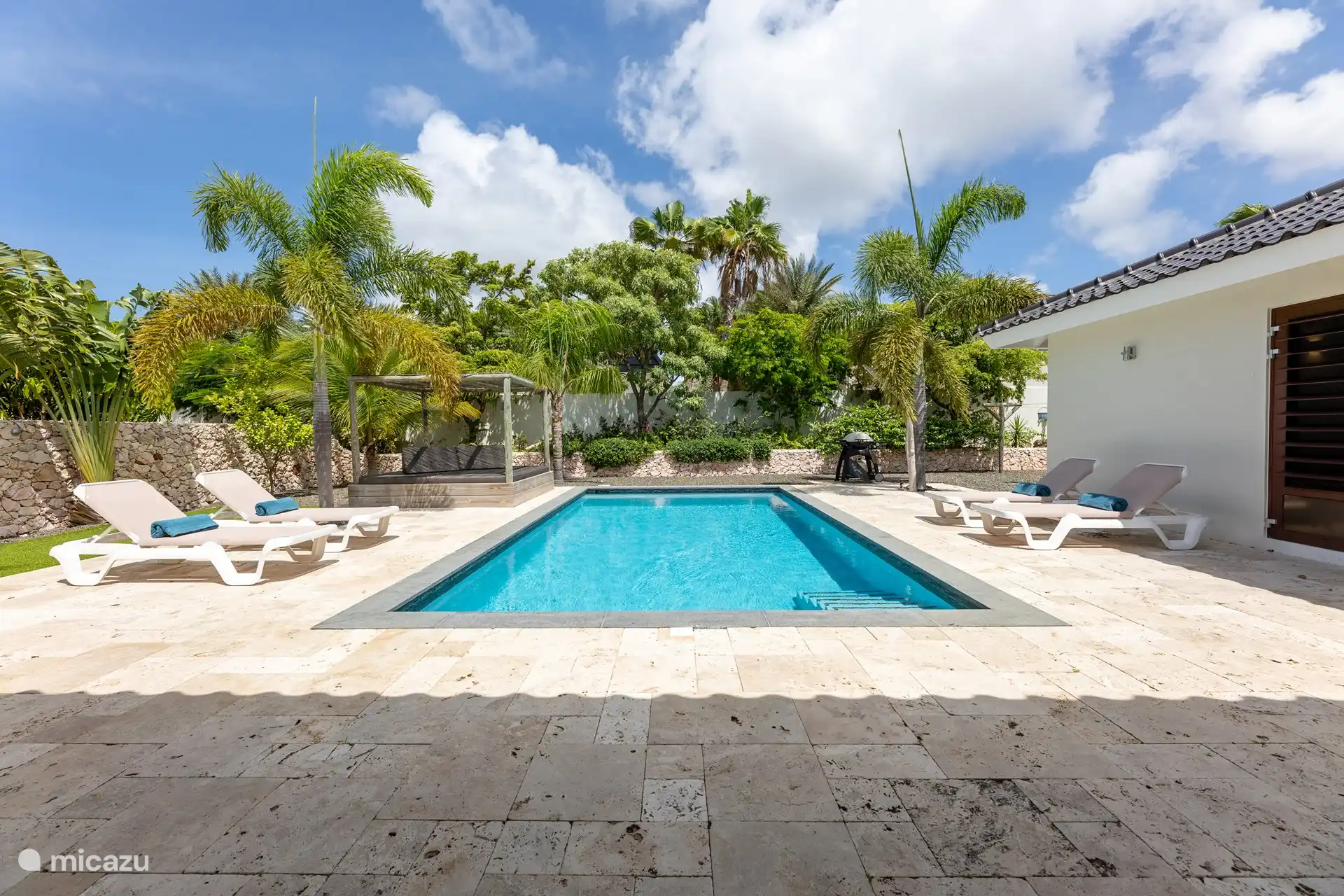 The lovely swimming pool of 8 x 4 meters is located in the beautiful tropical garden