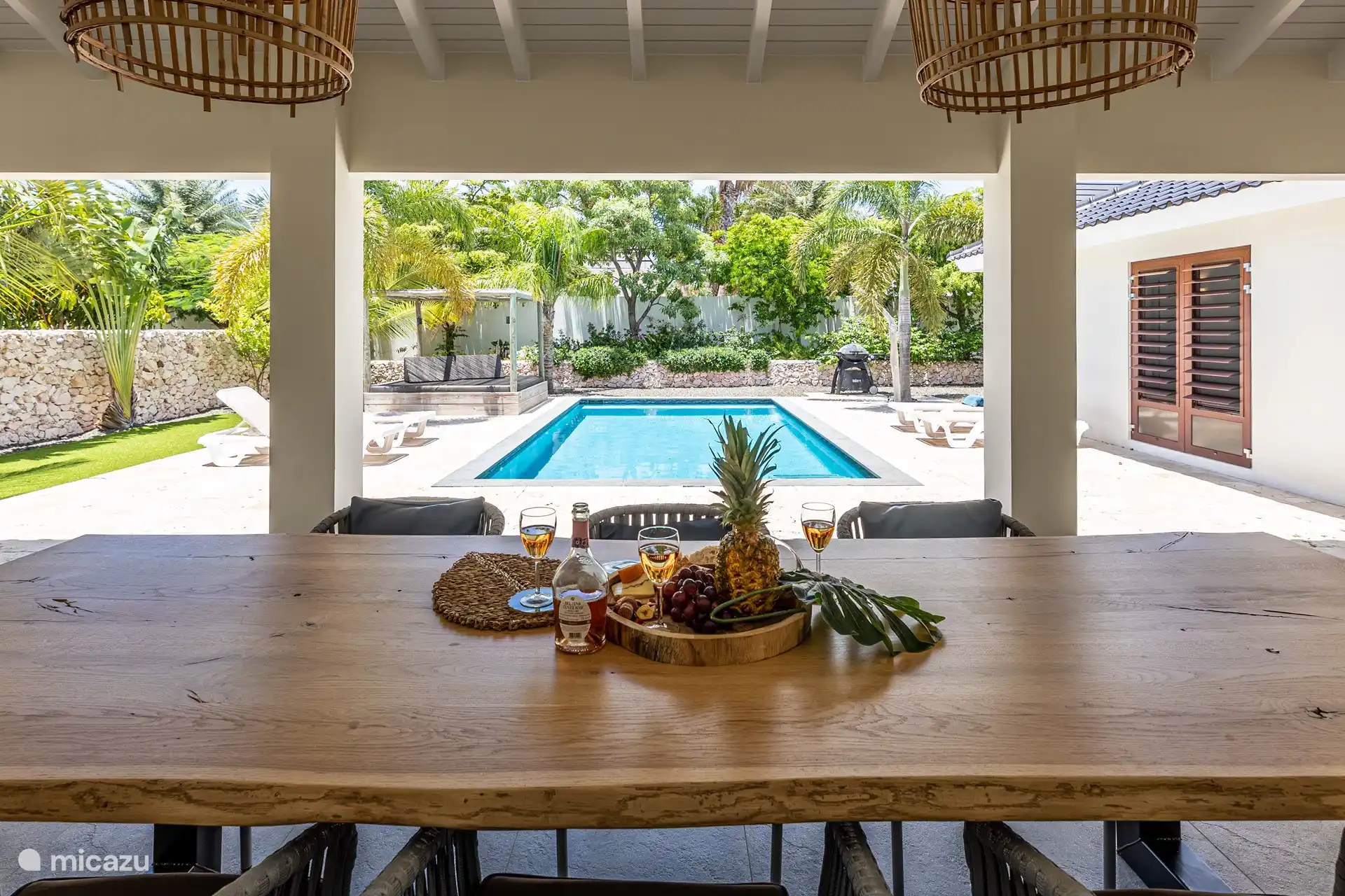 The spacious dining table is in the heart of the house and garden!