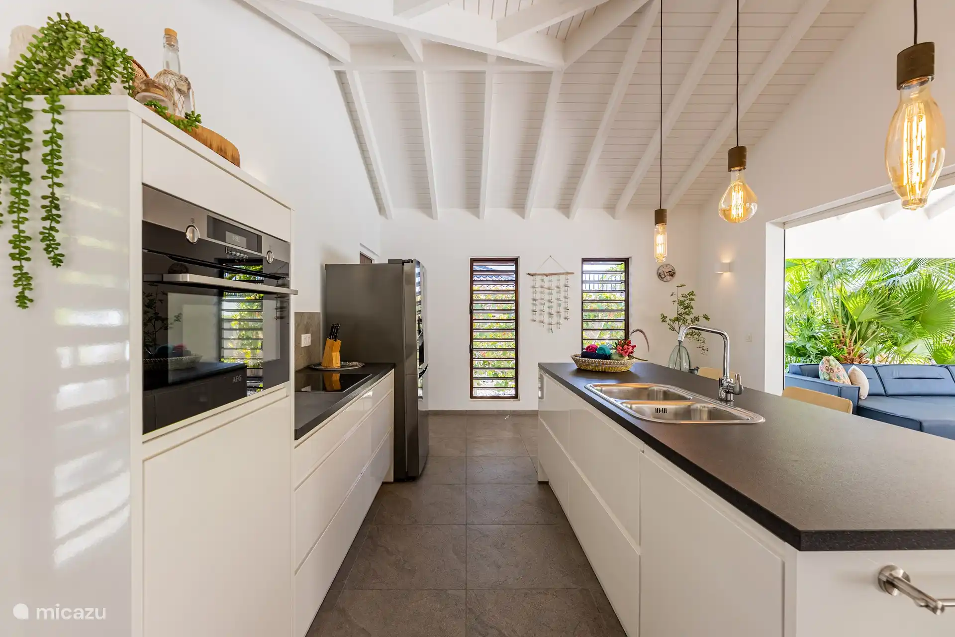 The fully equipped kitchen with all amenities!