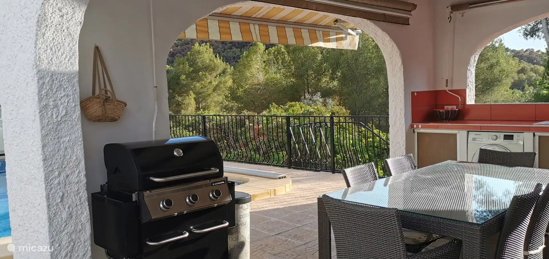 Überdachte Außenküche