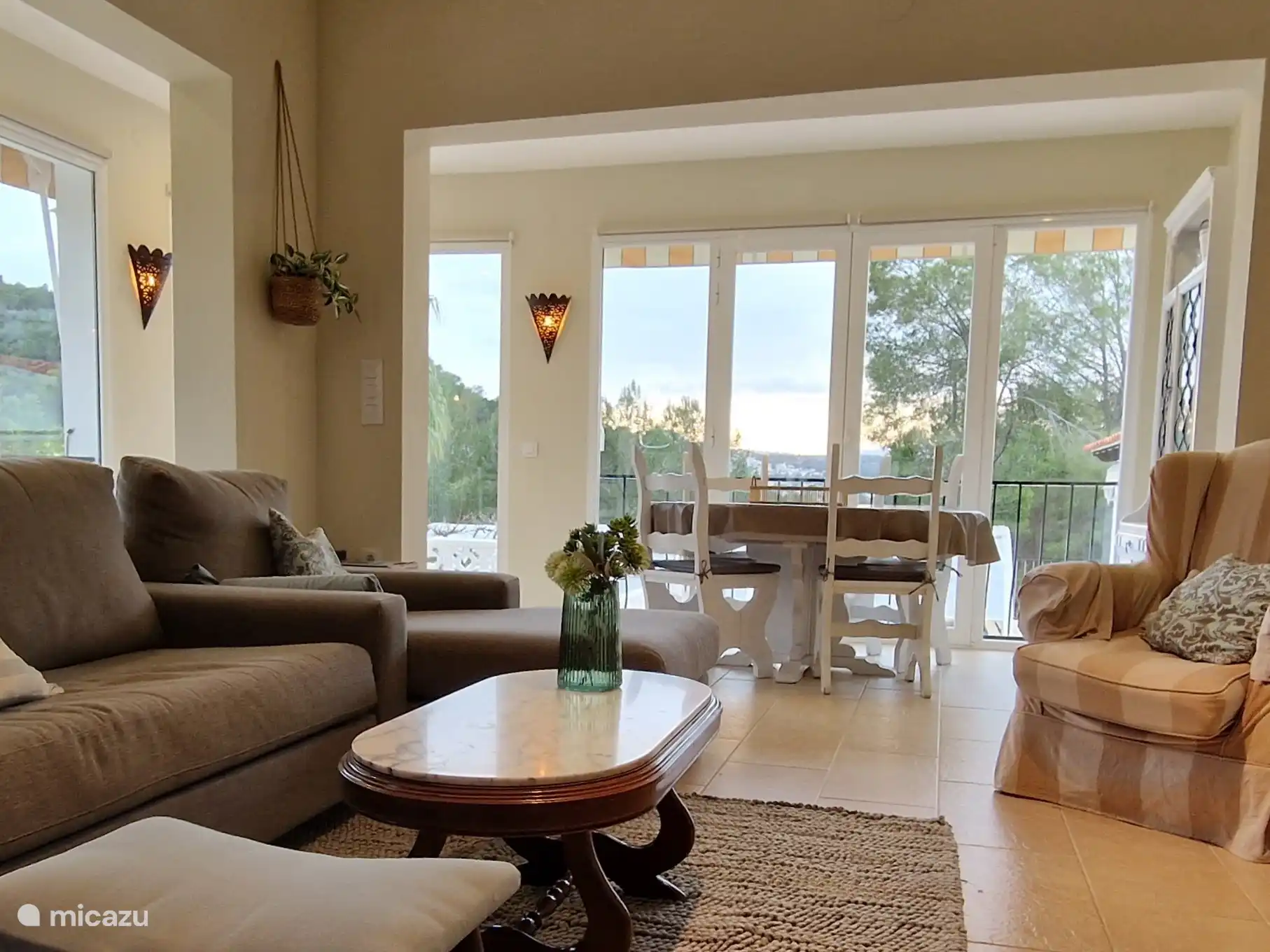 Wohnzimmer mit viel Licht