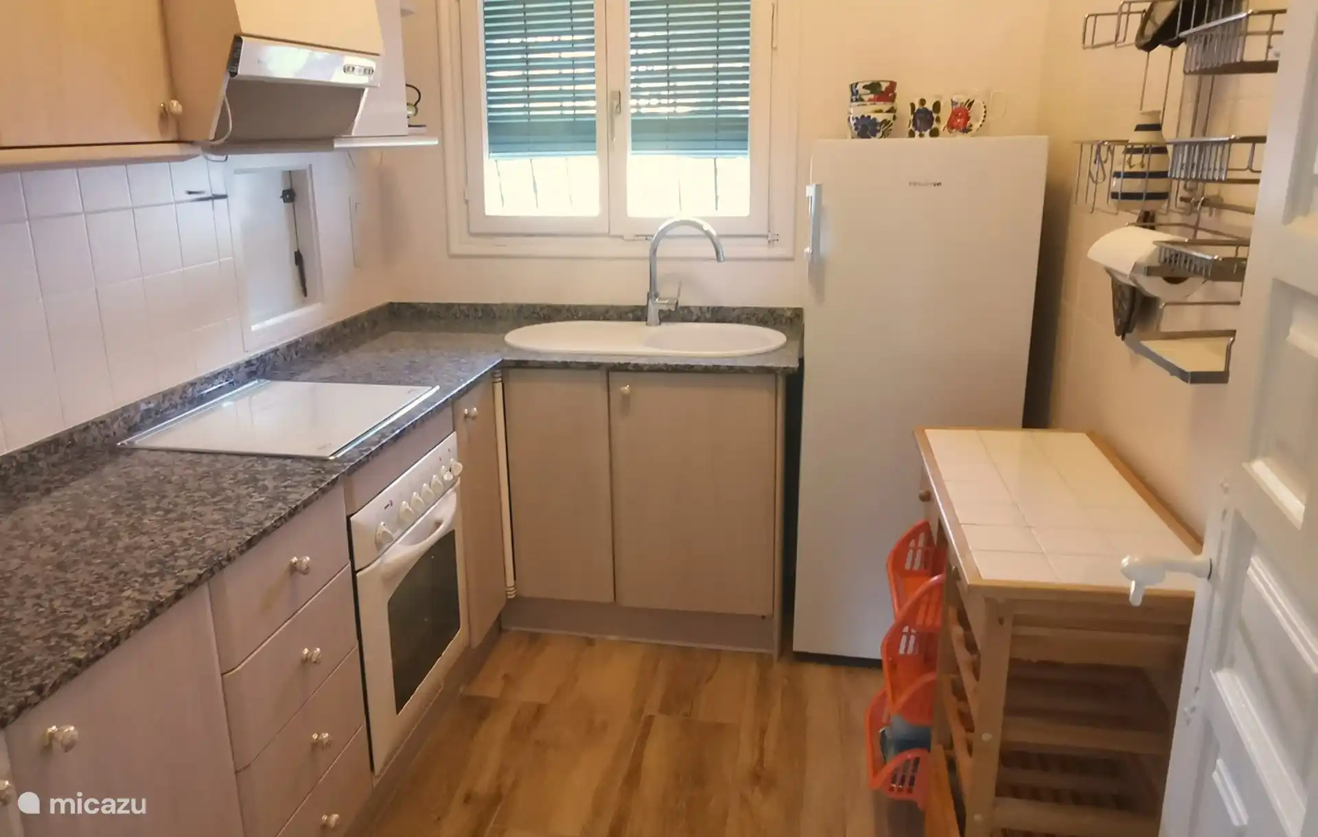 Die Küche, die Sie nicht oft benutzen werden, weil Sie draußen kochen können!