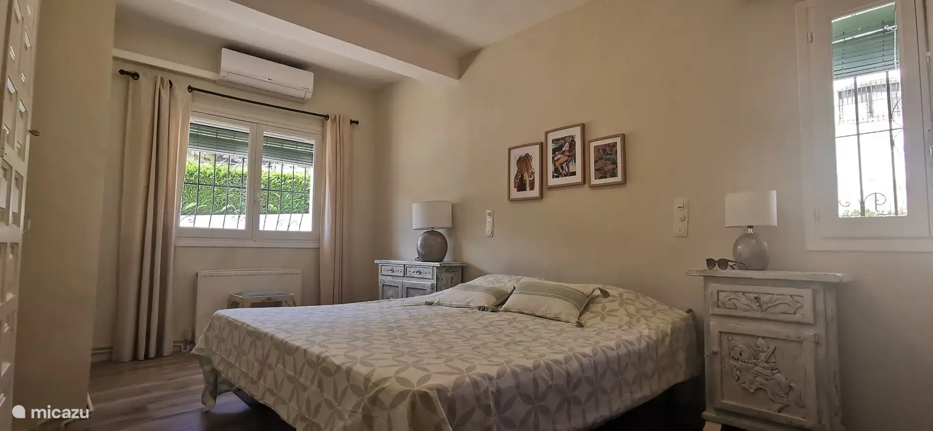 Schlafzimmer mit Doppelbett