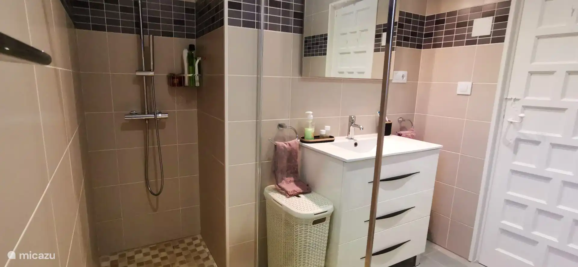 Badezimmer mit begehbarer Dusche