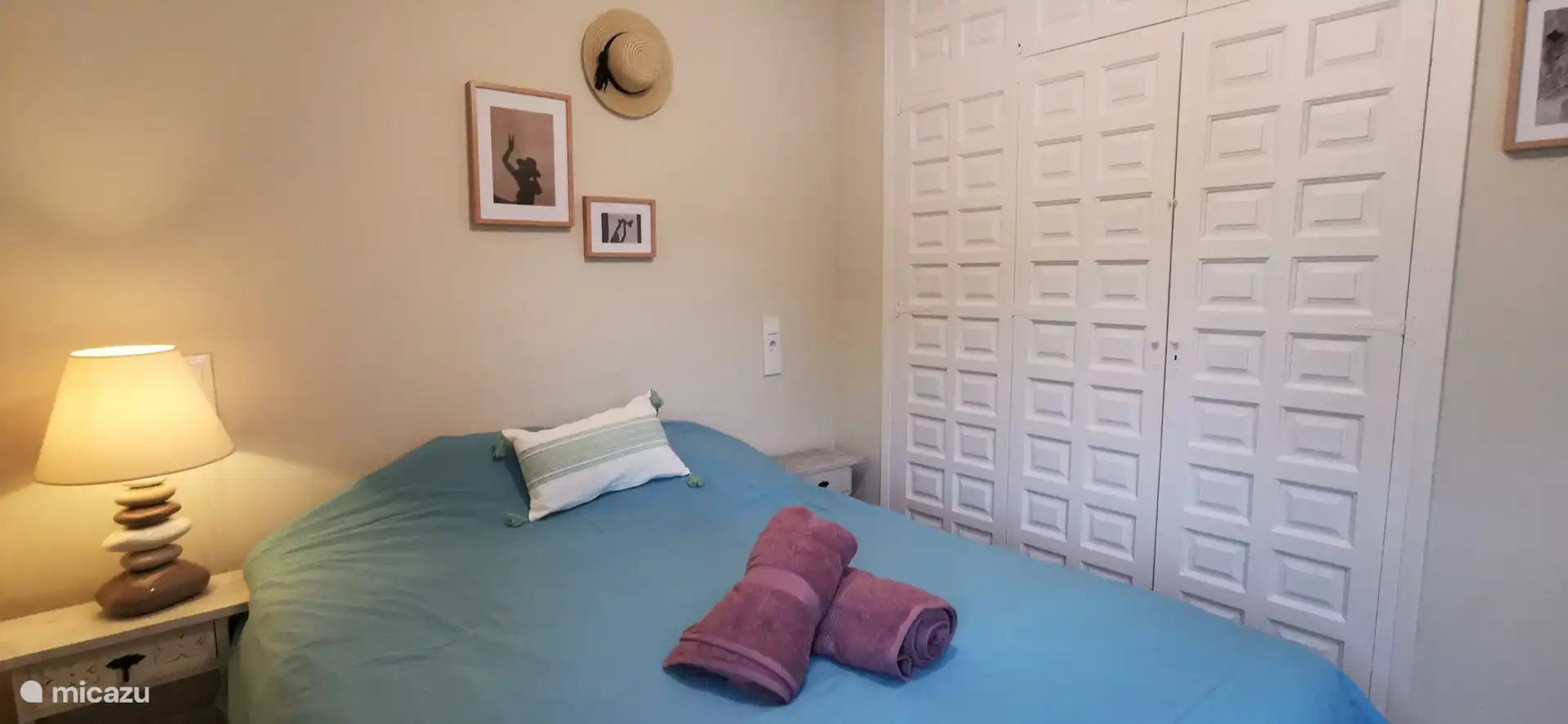 Schlafzimmer mit Doppelbett