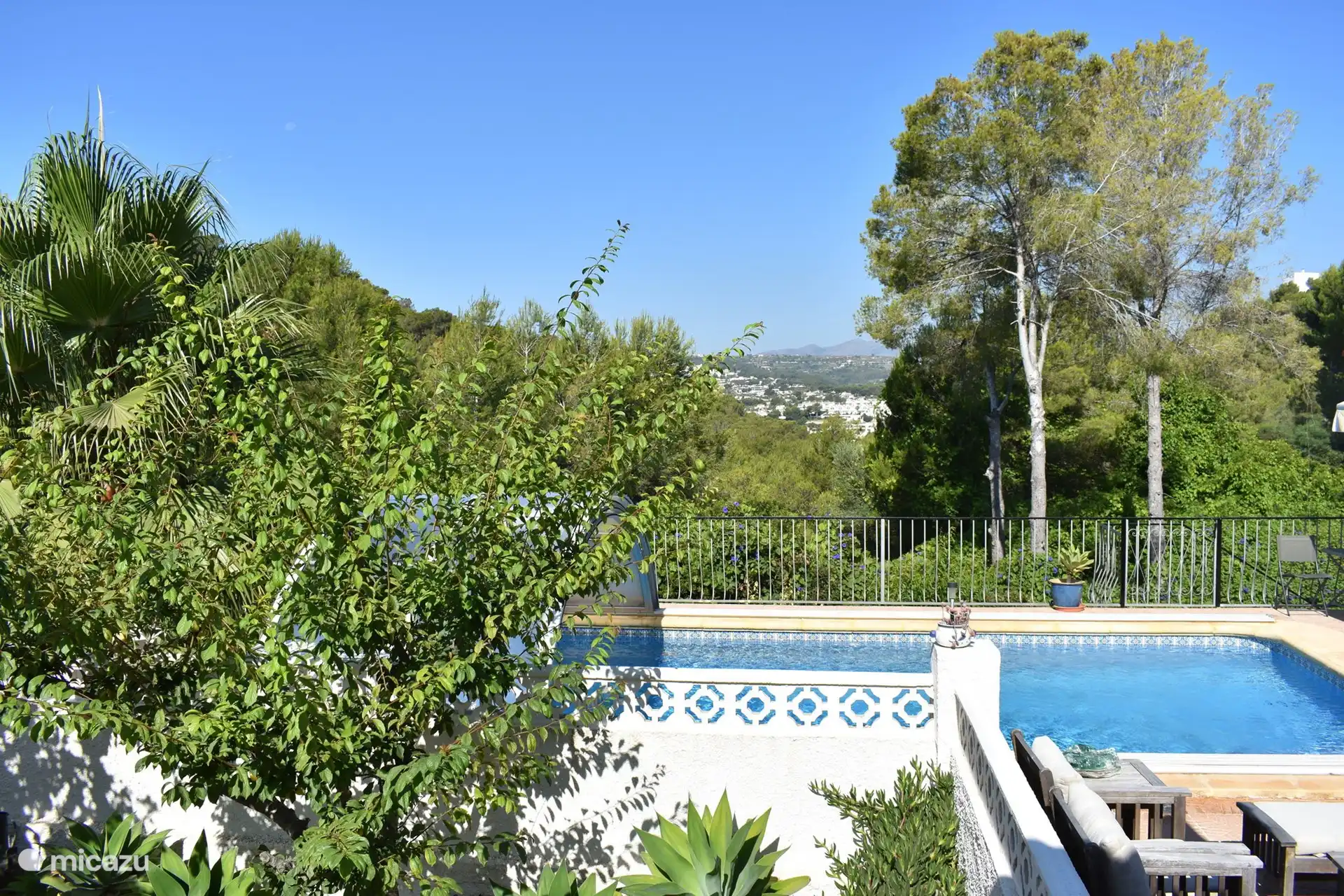 Sie befinden sich in einer fantastischen Grünanlage in einer Sackgasse. So schön ruhig! Und doch sind Sie nur eine kurze Autofahrt von Moraira entfernt