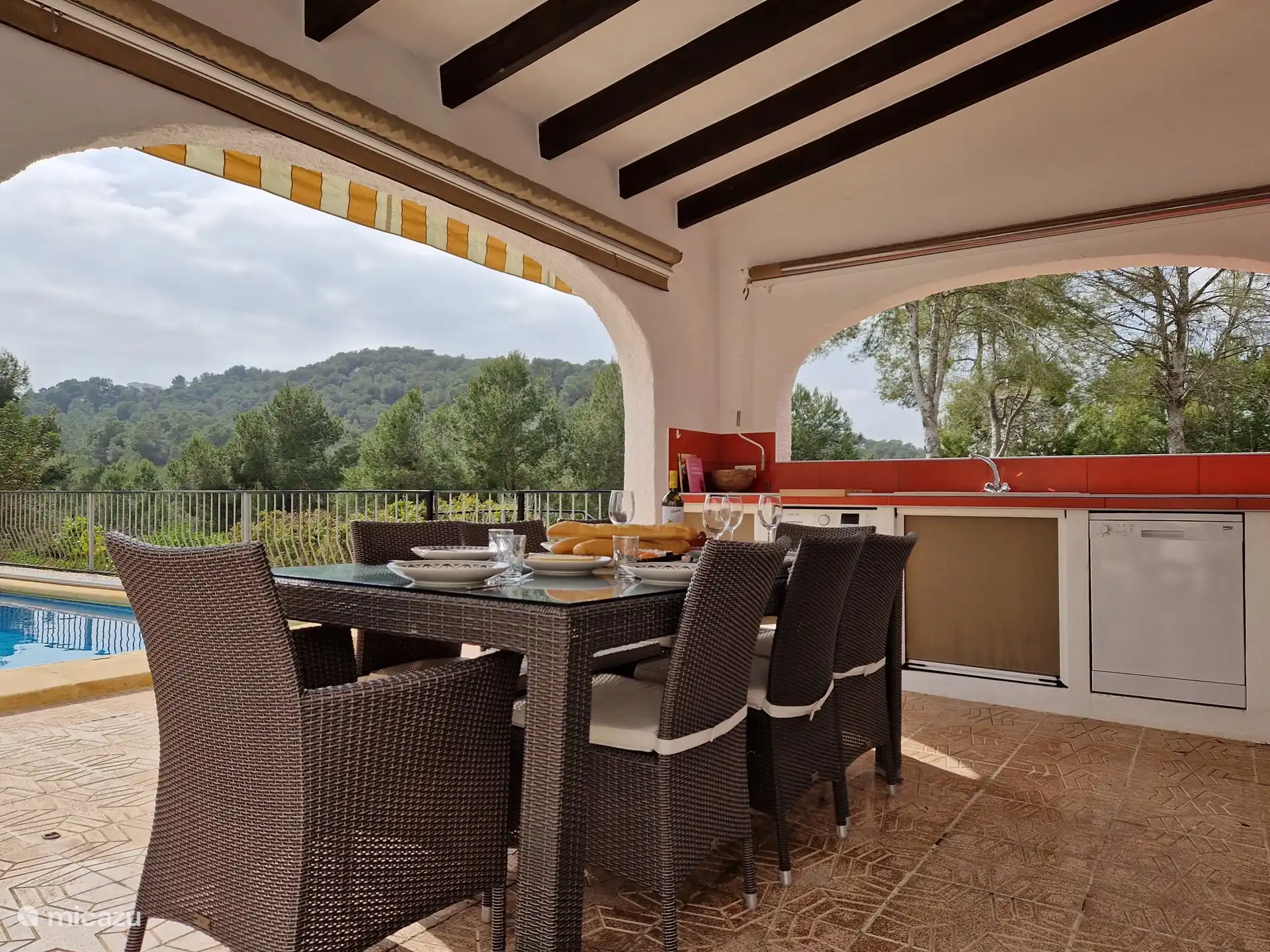 Sie wohnen hauptsächlich draußen, denn es gibt eine voll ausgestattete Außenküche mit Essbereich und Grill