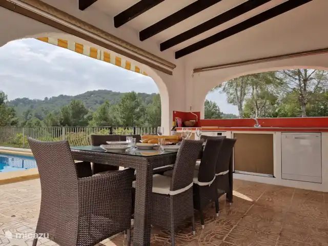 Casa Mar y Sol en España, Costa Blanca, Moraira - villa Vives principalmente en el exterior, porque hay una cocina exterior completa con zona de comedor y barbacoa
