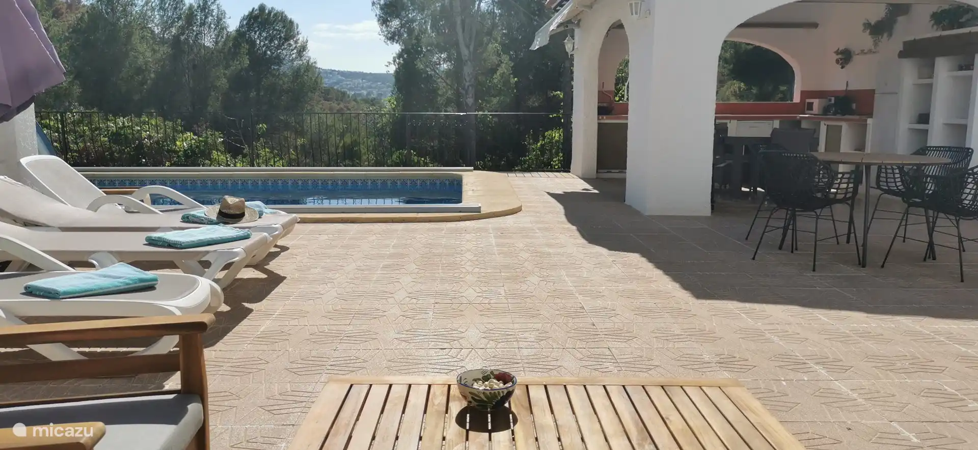 Privater Swimmingpool mit Sonnenliegen