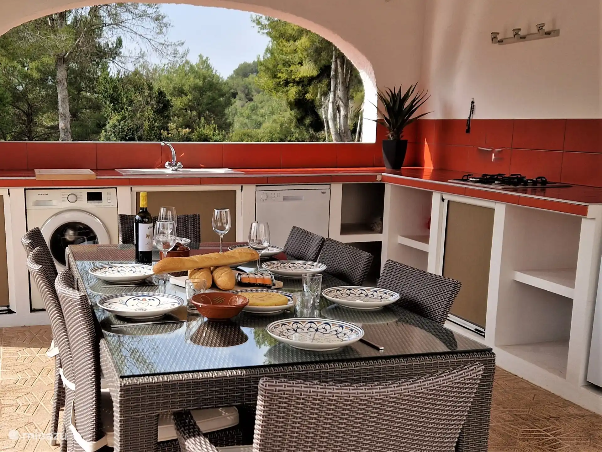 Außenküche mit Esstisch